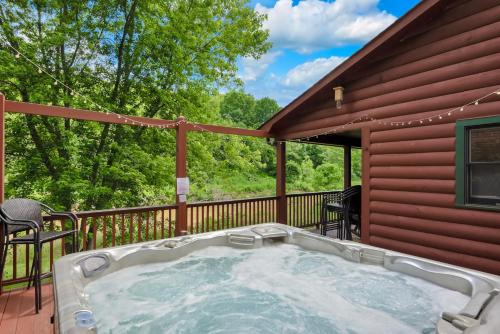 Todd Casa | 30 Mins to Boone, Fire Pit, Hot Tub, 3 porches, Dogs OK