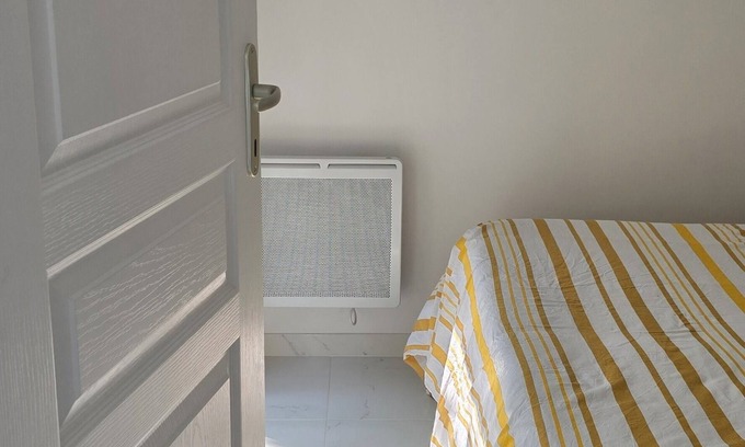 Coulommiers Apartamento | 30 minutes from Disneyland Paris, garden-level accommodation (gated property).