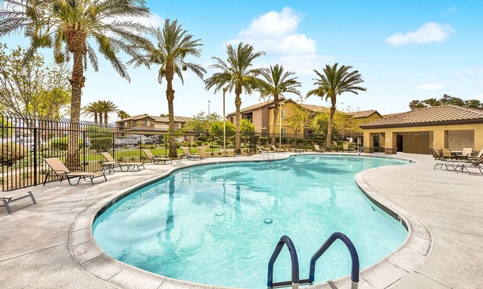 Skypointe Condominio | Very large spacious 1bed condo with attached1 car garage