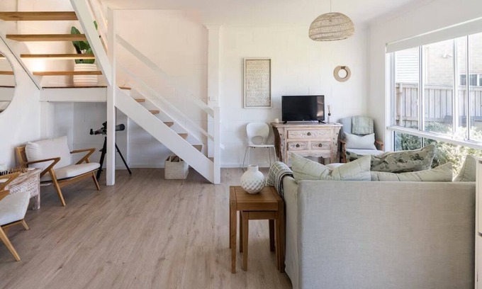 Copacabana Casa | 30 seconds to beach. Updated 1970s beach house