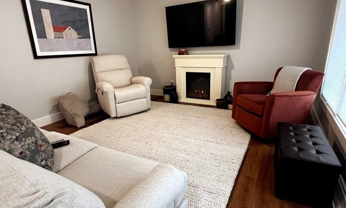 New Philadelphia Casa | "30 Something" | Family & Business Friendly Stay