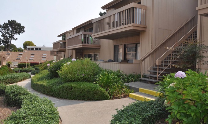 Monterey Condominio | 300 Glenwood Circle 1 bd Condo - Charm, Quiet, Spacious with Pool, Gym, Balcony