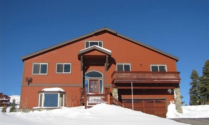 Truckee Casa | 3000sf 4BR + Ski-in Ski-Out w / Vistas