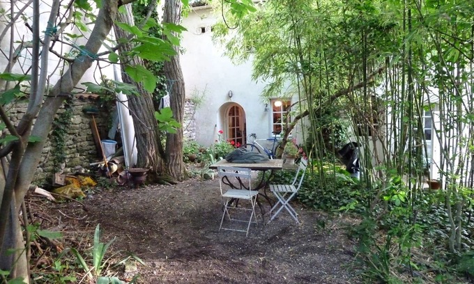 Saint-Clement-des-Baleines Casa | A 300 metros de la playa, casa grande y encantadora con árboles y patio con flores.