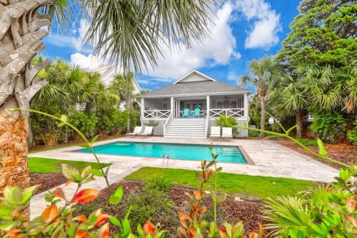 Isle of Palms Casa | 302 Charleston by AvantStay Stunning Private Pool