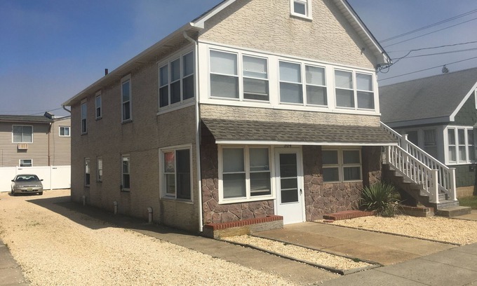 Seaside Heights Casa | 304 Webster Ave Apartamento en la 2ª planta, con capacidad para 10 personas con distintivos de playa, a pie de playa