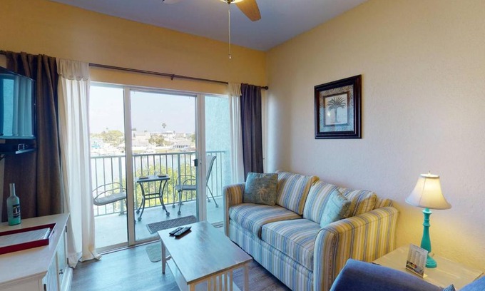 Madeira Beach Casa | 305 - Skyline