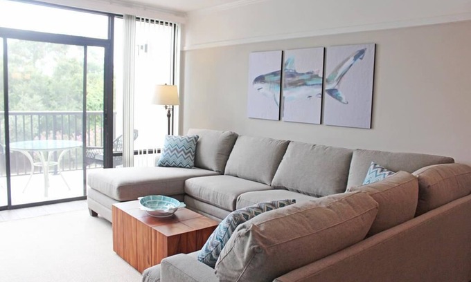 North Litchfield Beach Condominio | 307 Litchfield Retreat, Renovated Condo, Partial Ocean Views, Pool