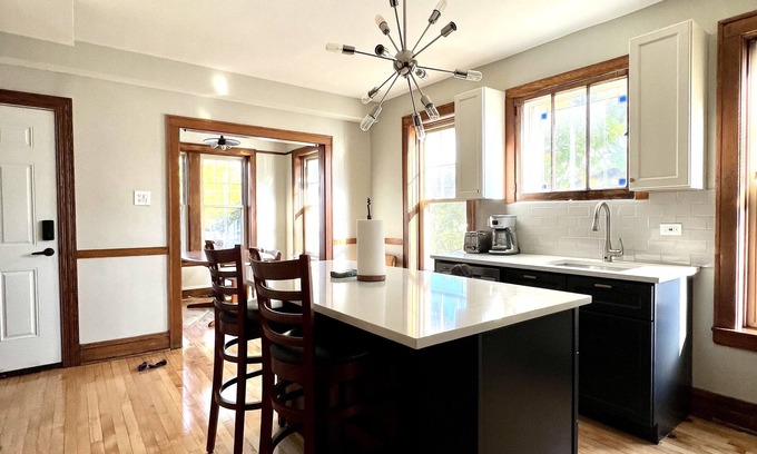 Little Village Apartamento | 31+Day Stay. 20 min Drive to Midway, South Loop, Beach, & Museums.