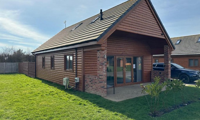 Fitling Casa | 32 Cherry-Lodge-Tranquil-Hot Tub-Fishing Lake-7m to beach
