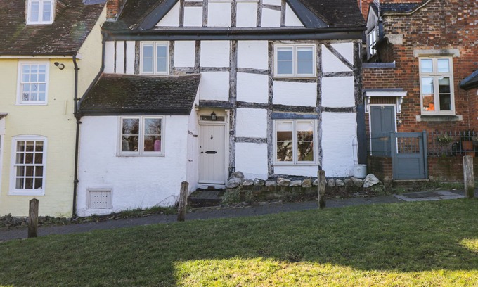Marlborough Casa | 32 THE GREEN, pet friendly, with open fire in Marlborough, Wiltshire
