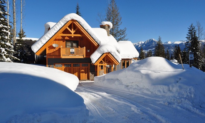 Golden Chalet De Esquí | Marco completo de madera de 3200 pies cuadrados / 297 metros cuadrados. 3 pisos de puro lujo. 5 * retiro familiar