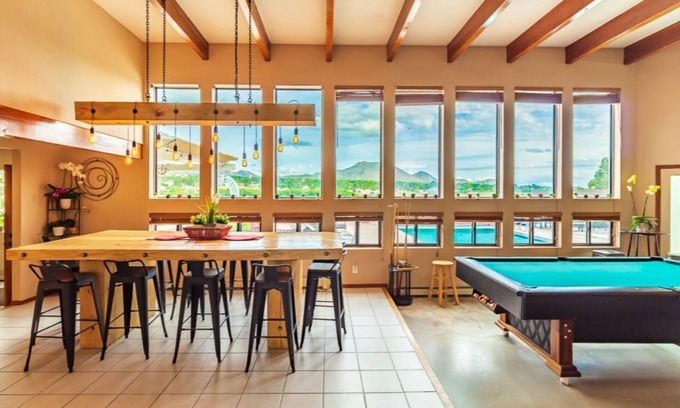 Albuquerque Casa | Amplio retiro urbano con piscina climatizada, bañera de hidromasaje y vistas a la montaña