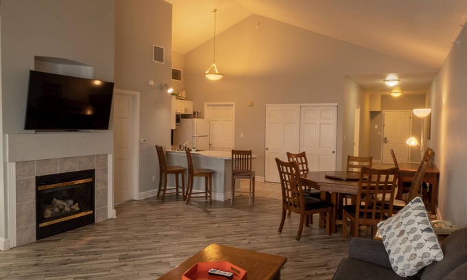 Delavan Lake Condominio | 323- Premium Lakefront