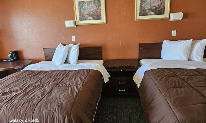 Eads Cama Y Desayuno | 330 per week Room with fridge and microwave restaurant grocery shop bar Near by