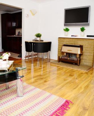 Stanwell Casa | 33SM Dreams Unlimited Serviced Accommodation- Staines - Heathrow
