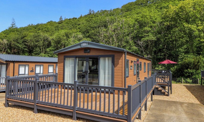 Llanarth Cabaña | 34 THE BEAUMONT, pet friendly, with a garden in Llanarth