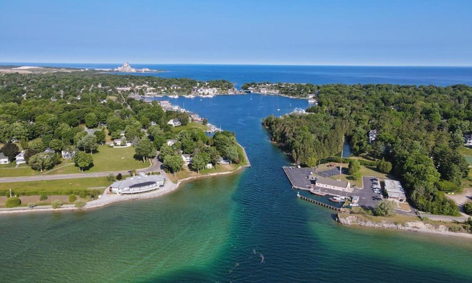 Charlevoix Casa | 344 Edgewater Inn