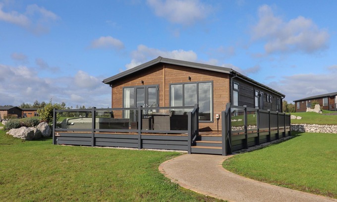 Oakmere Cabaña | 35 DELAMERE POINT, pet friendly, with hot tub in Delamere