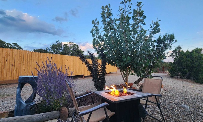 Canoncito Casa | 35' RV- Glamping |Firepit |Private| 15min to Plaza