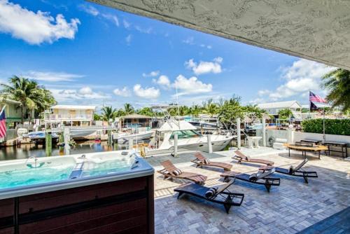 Twin Lakes Apartamento | 350A Waterfront Oasis with hot tub