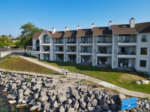 Charlevoix Casa | 355 Edgewater Inn