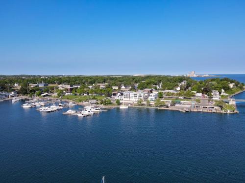 Charlevoix Casa | 356 Edgewater Inn
