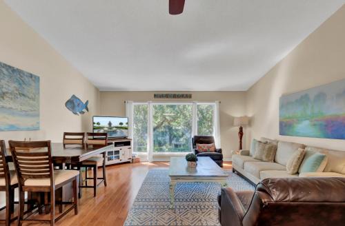 Isle of Palms Casa | 36 Lagoon Villa by AvantStay Fishing Dock Views