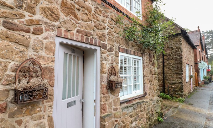 Ticknall Cabaña | 36 MAIN STREET, pet friendly, with open fire in Ticknall