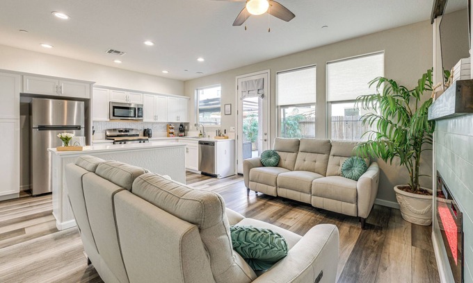 Visalia Casa | 36 Mi to Sequoia NP: Pet-Friendly Home w/ Dog Run!