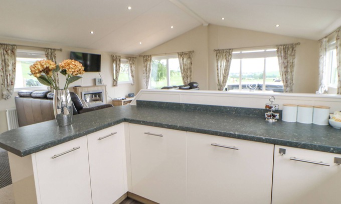 Welton Cabaña | 36 RAVEN'S REST, pet friendly, with hot tub in Armathwaite