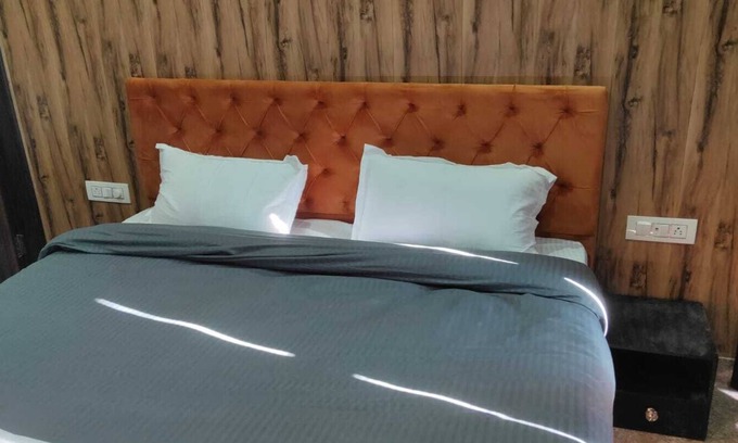 The Mall Road Hotel | 360 Degree View Homestay