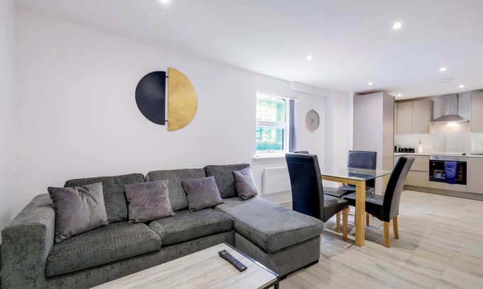 Camberley Apartamento | 360 GU15 Aspen Court 01 - Modern 3 Bedrooms Apartment 01 Town Centre Camberley