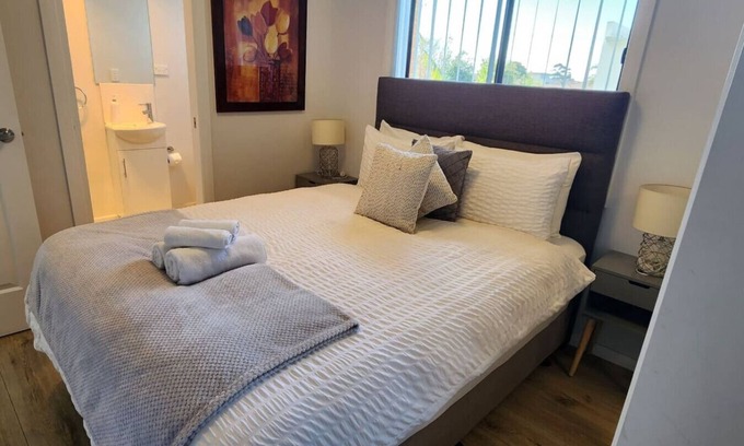 Wollongong CBD Casa | 36C: Granny studio near Hospital, with Parking