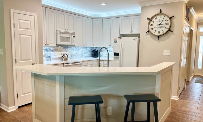 Sunset Island Condominio | 37 Fountain Drive West 2B * FREE Linens & Towels * Beach Cart, Wi-Fi, Smart TVs