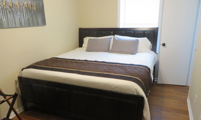 Church Street Casa | 3755 Unit#1 · Cozy King nr ATL, netflix, Disney, Priv 1/2 Bath
