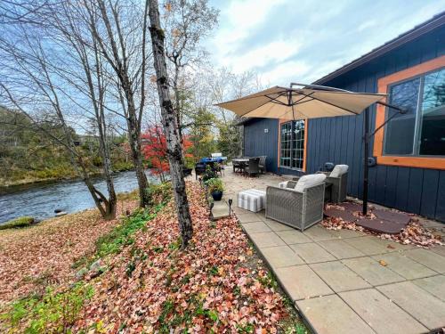 Littleton Casa | 37PA Superbly appointed riverfront home in LIttleton! Skiing, hiking, firepit, wifi!
