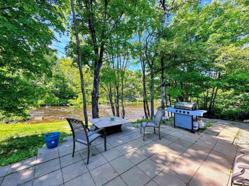 Littleton Casa | 37PA Superbly appointed riverfront home in LIttleton Skiing hiking firepit wif