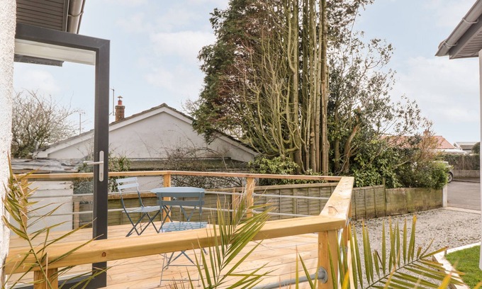 Dartmouth Cabaña | 38 Venn Park