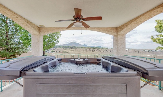Albuquerque Casa | 🌄3800ft Modern Retreat ♨️Hot Tub♨️ Pool Table🧳Sleeps 18🌄Mtn Views