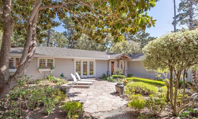 Del Monte Forest Casa | 3835 Molly’s Cove - Sunny Home Near Pebble® Golf