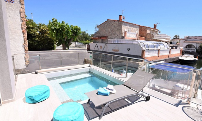 Empuriabrava Villa | 392-Empuriabrava casa muy moderna al canal con amarre 10m , jacuzzi y wifi