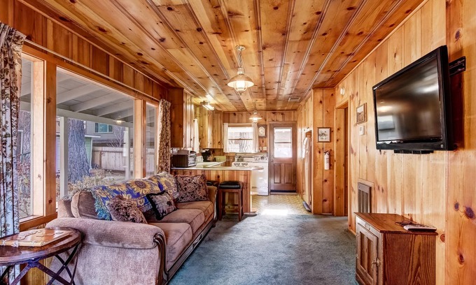 South Lake Tahoe Cabina | 3993c Cedar Lake Tahoe 2 Bedroom Cabin by RedAwning