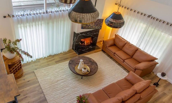 Thousand Oaks Casa | 3B 2.5B Custom House with Elegant Taste