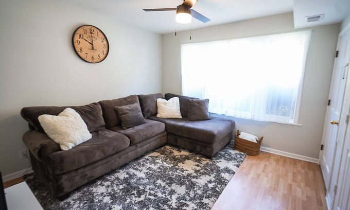 Berwyn Apartamento | 3B Condo - Easy Access to Downtown Chicago w/ Backyard - Pet Friendly!