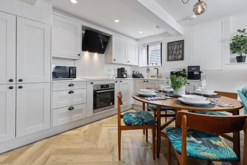 Roundhay Apartamento | 3b Roman View, Beautifully appointed, apartment with 2 en-suite bedrooms in great Roundhay location, Netflix, off street parking & EV charging