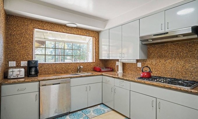 North Hills West Casa | 3B2BA Northridge Large Comfy Home Central Location