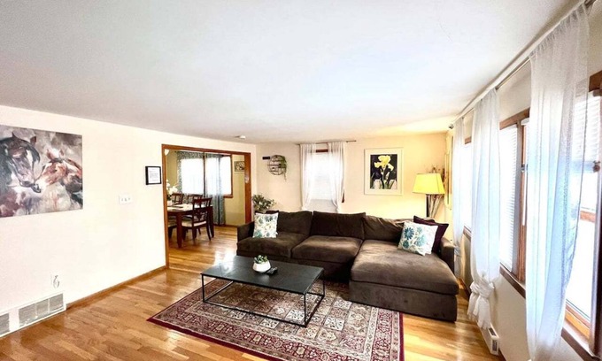 Waltham Apartamento | 3bd/1ba apartment with parking 4672