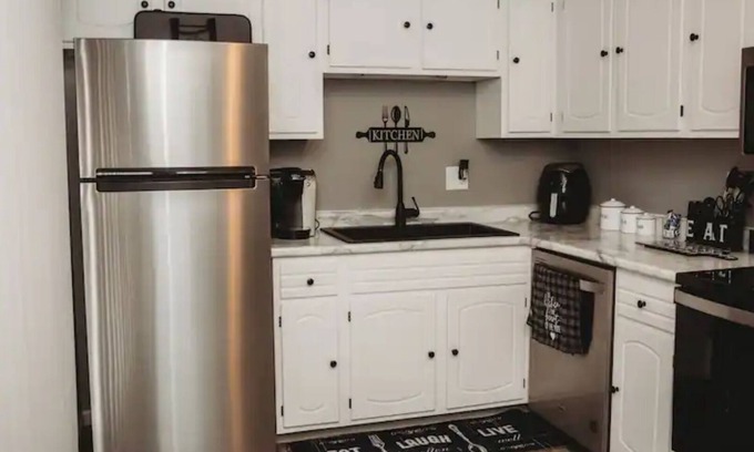 Bartonville Casa | 3bd 1ba Bungalow conveniently located near airport.