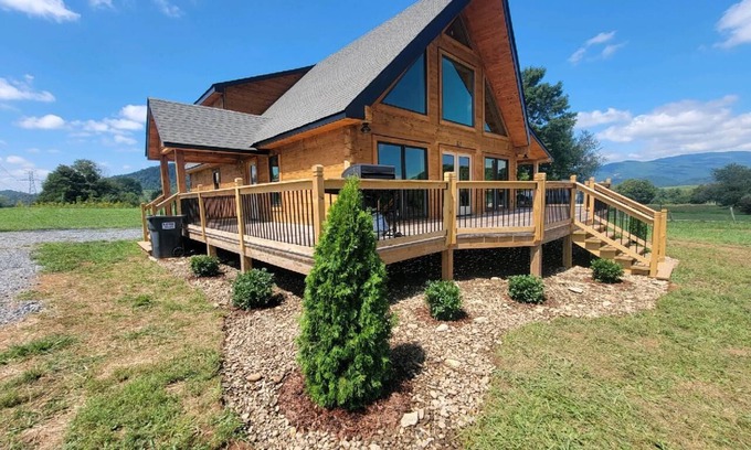 Elizabethton Casa | 3BD/2.5BA Tennessee Mountain Trout Lodge by Watauga Lake & River